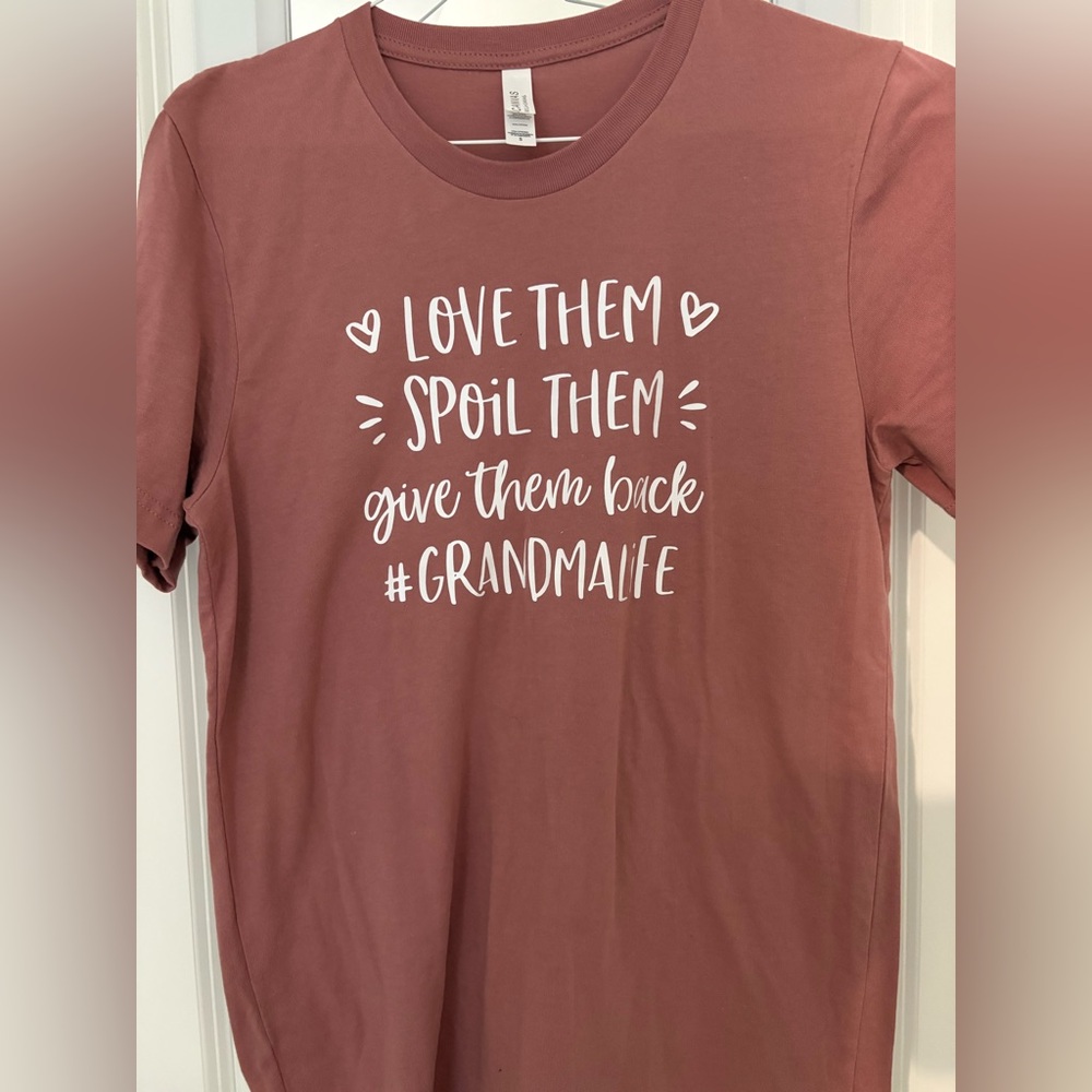 Mauve Small Grandma Sentiment “Love them Spoil Them”Tee. Used.